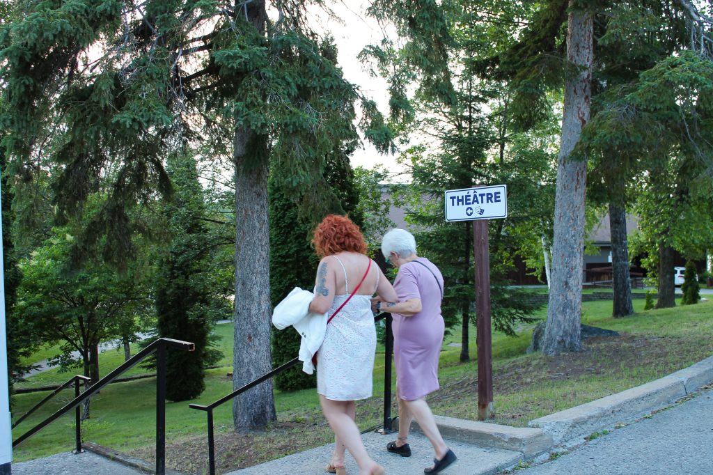 Théâtre d&rsquo;été à Alma : 35 ans de rires et de souvenirs à la Dam-en-Terre